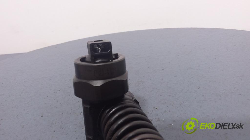 Audi A4 2000 vstrek 038130073F