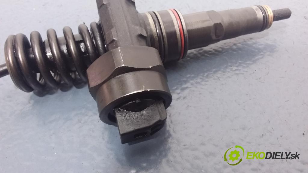 Audi A4 2000 vstrek 038130073F