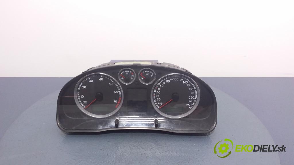 Volkswagen Passat 2004 prístrojovka/ budíky 3B0920829