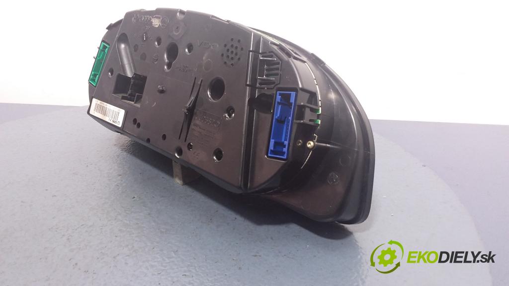 Volkswagen Passat 2004 prístrojovka/ budíky 3B0920829