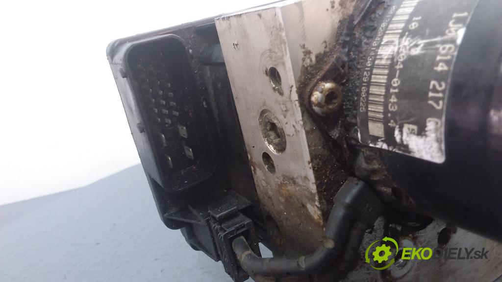 Volkswagen Golf 2000 čerpadlo ABS x 1J0907379H