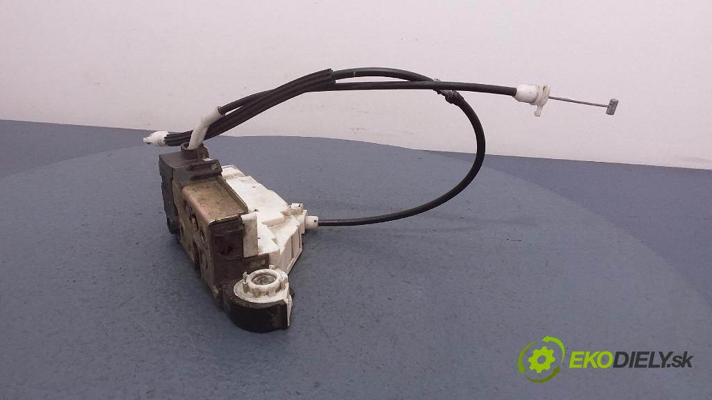 Peugeot 407 2004 zámek dveře před Levý: 01