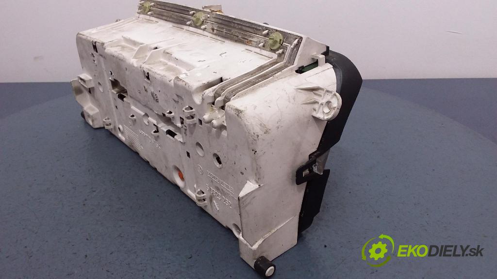 Volkswagen Passat 1995 prístrojovka/ budíky 7D0919862G\\