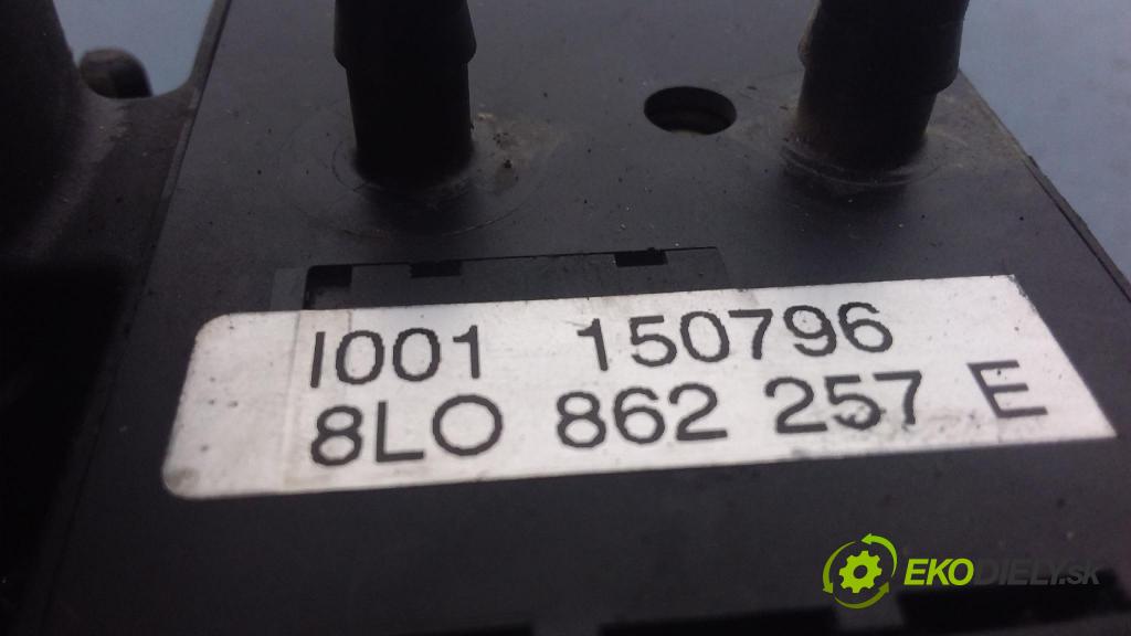 Audi A4 1995 pompa Centrálny: Zámok: 8L0862257E
