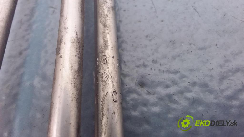 Volkswagen Golf 2003 trubka Paliva: 038130309E