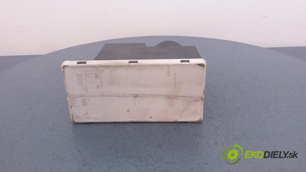 Audi A3 1998 pompa Centrálny: Zámok: 8L0826257L