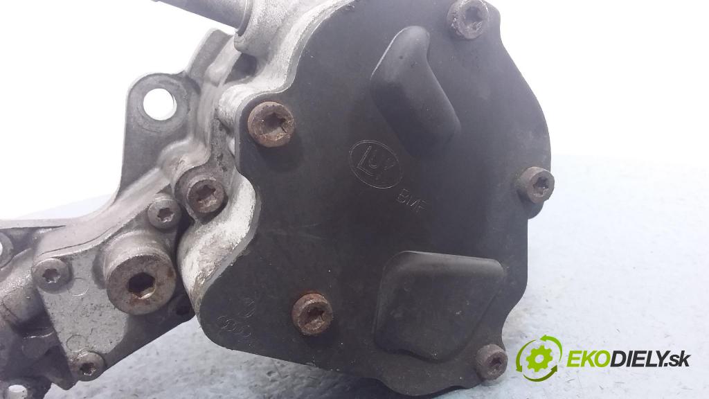 Audi A4 2000 čerpadlo vákuová 01