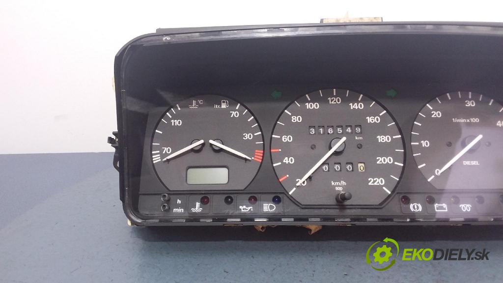 Volkswagen Passat 1994 Přístrojová deska 3A0919033C