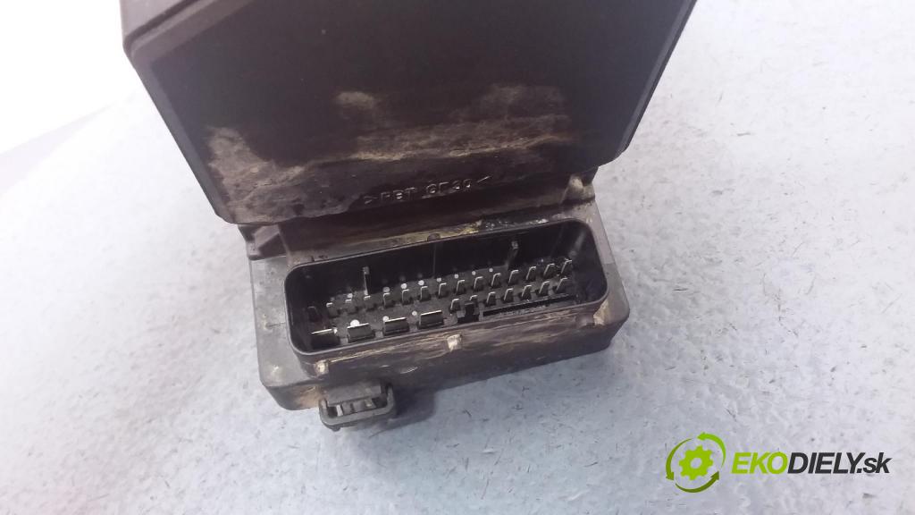 Volkswagen Passat 2000 čerpadlo ABS x 8E0614111A