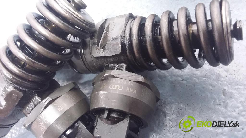 Skoda Octavia 2005 vstřikovač 038130073AG