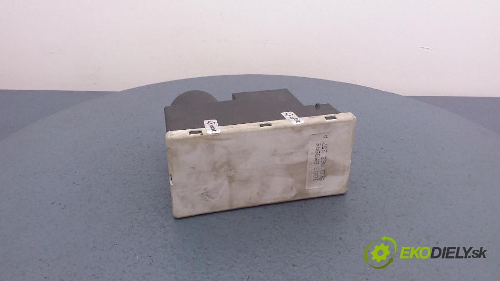 Audi A4 1999 pompa Centrálny: Zámok: 8L0862257A