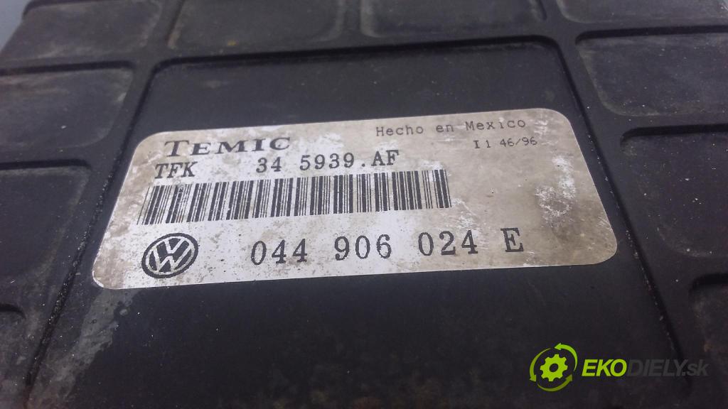 Volkswagen Transporter t4 1997 riadiaca jednotka Motor: 044906024E
