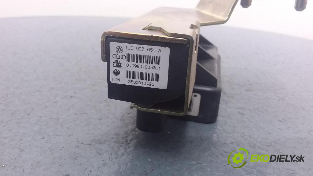 Volkswagen Golf 2000 snímač ESP. 1J0907657A
