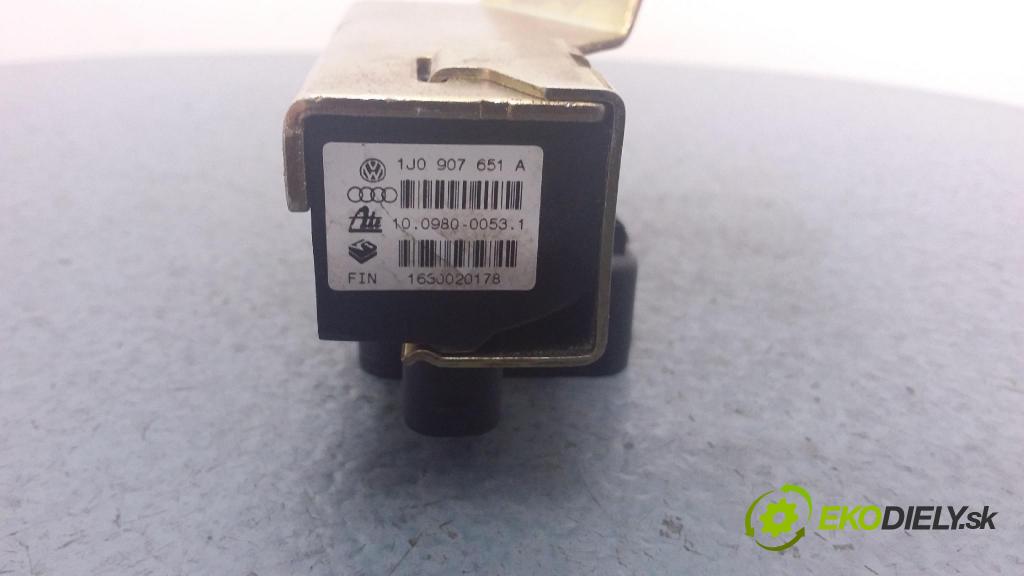 Volkswagen Golf 2000 snímač ESP. 1J0907657A