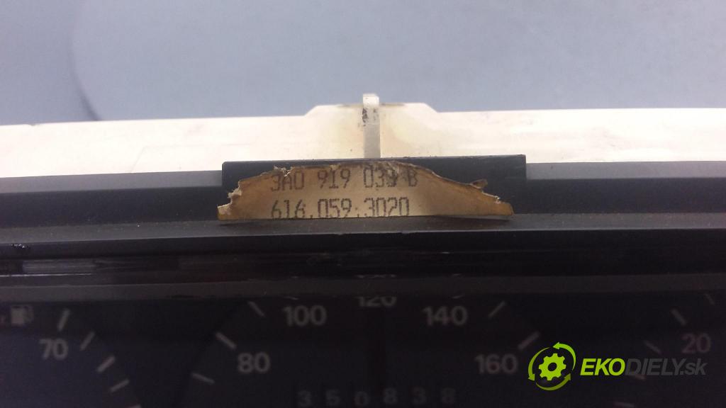 Volkswagen Passat 1995 Přístrojová deska 3A0919033B