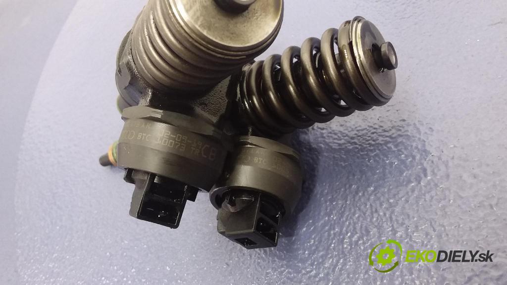 Audi A4 2002 vstřikovač 038130073AR