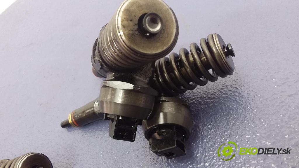 Audi A4 2001 vstřikovač 038130073AN