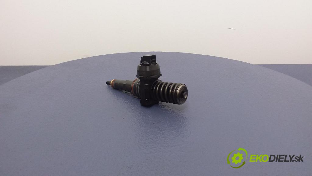 Volkswagen Passat 2001 vstřikovač 038130073AL