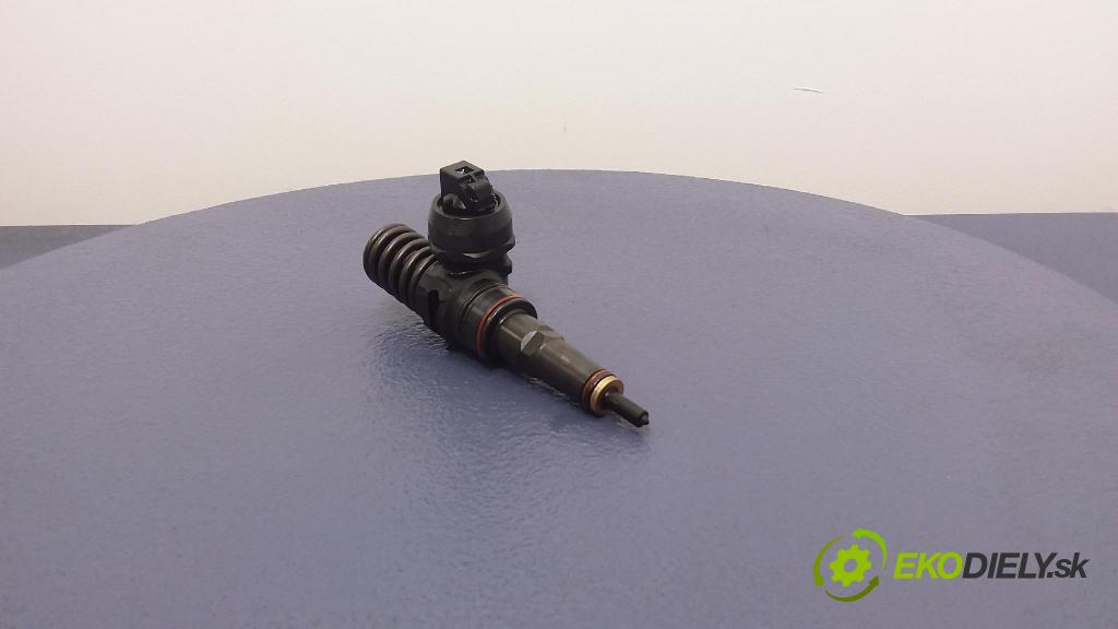 Volkswagen Passat 2001 vstřikovač 038130073AL