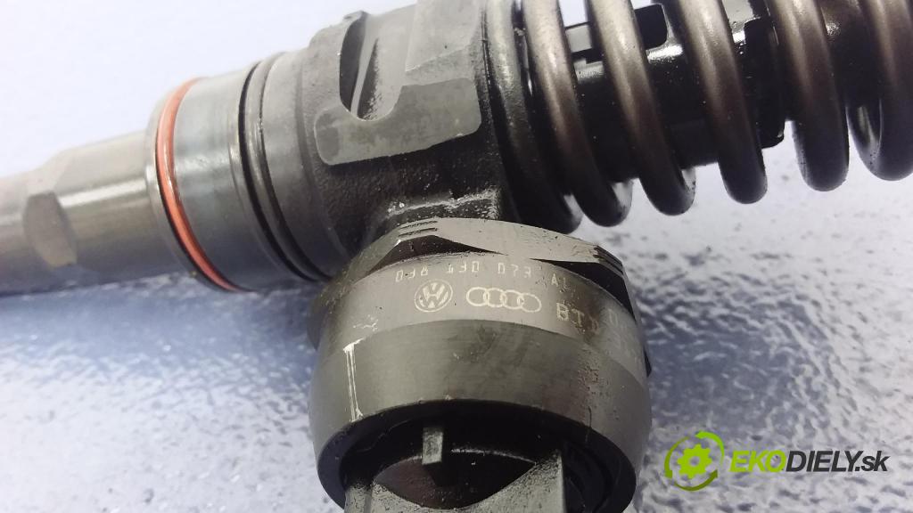 Volkswagen Passat 2001 vstřikovač 038130073AL