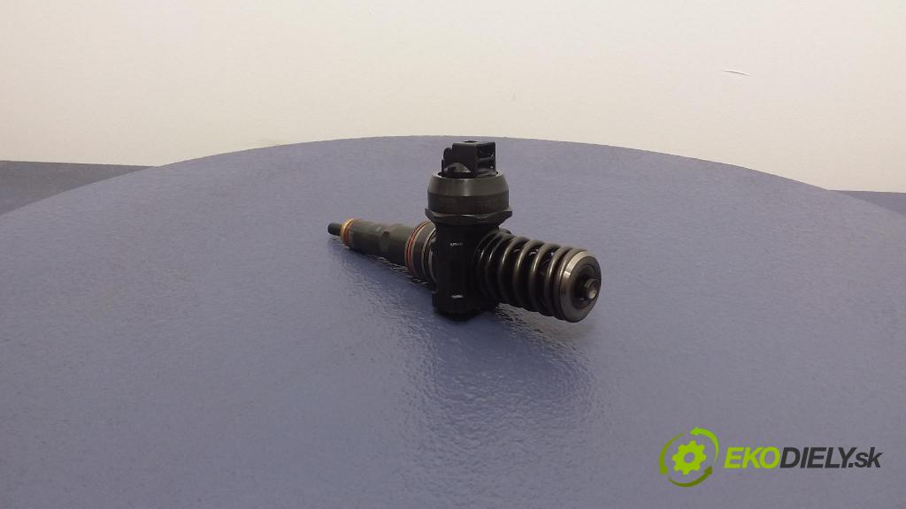 Volkswagen Passat 2001 vstřikovač 038130073AL