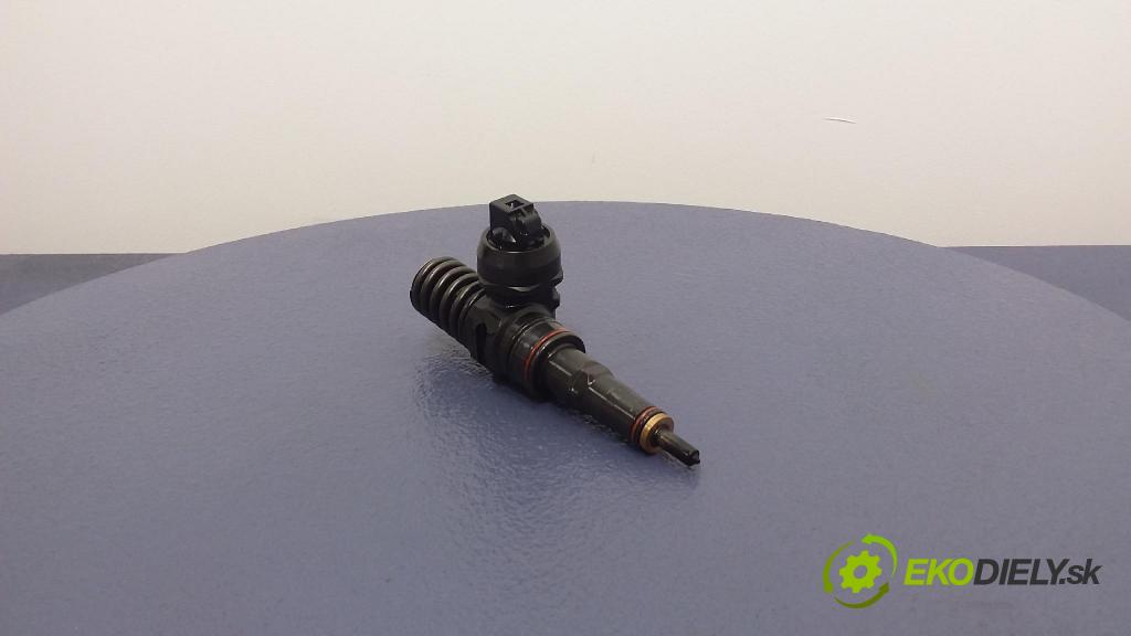 Volkswagen Passat 2001 vstřikovač 038130073AL