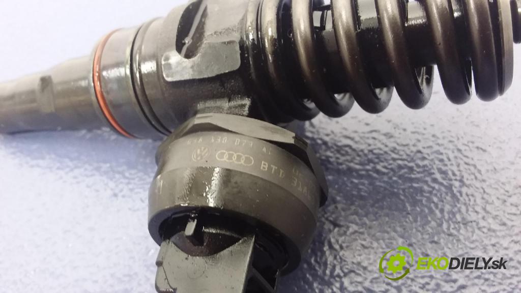 Volkswagen Passat 2001 vstřikovač 038130073AL