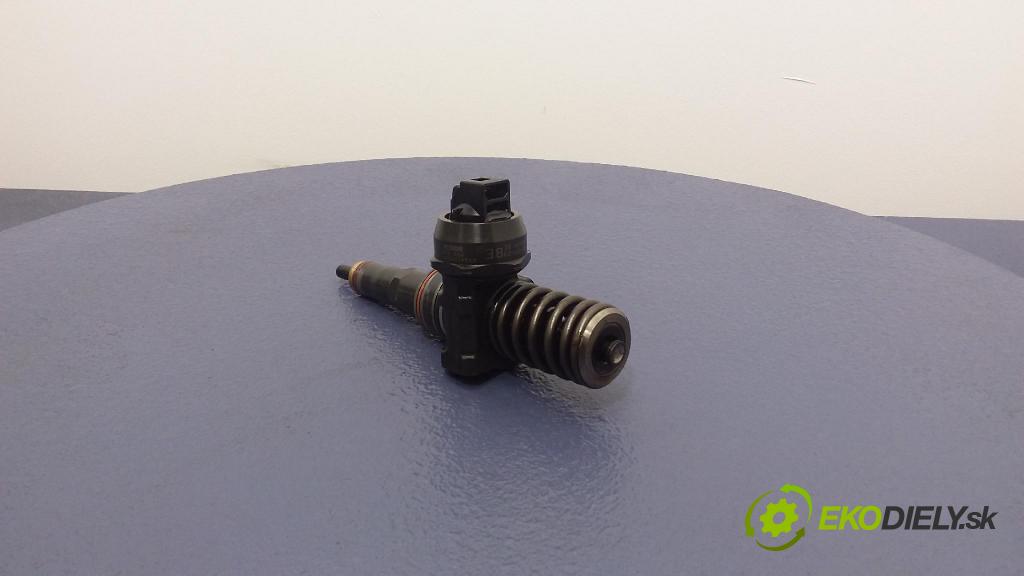 Volkswagen Passat 2001 vstřikovač 038130073AL