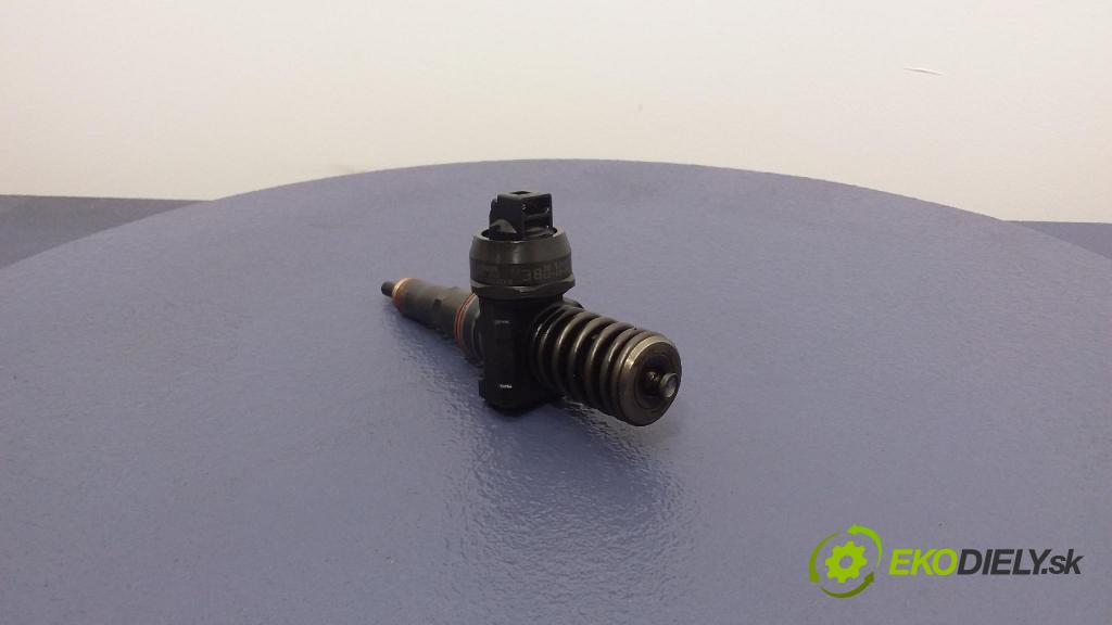 Volkswagen Passat 2001 vstřikovač 038130073AL