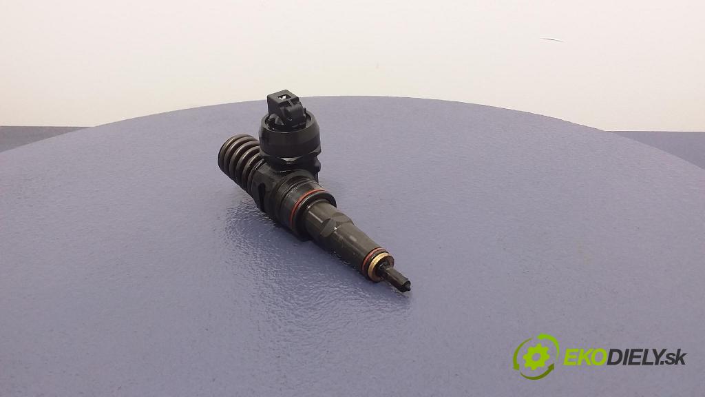 Volkswagen Passat 2001 vstřikovač 038130073AL