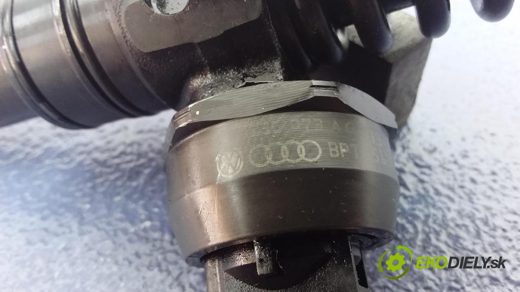 Volkswagen Touran 2004 vstřikovač 038130073AG