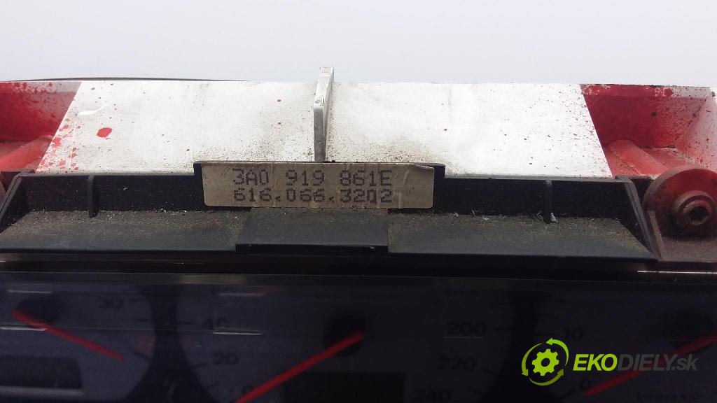 Volkswagen Passat 1996 Přístrojová deska 3A0919861E