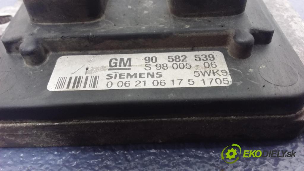 Opel Zafira 2000 řídící jednotka Motor: 90582539