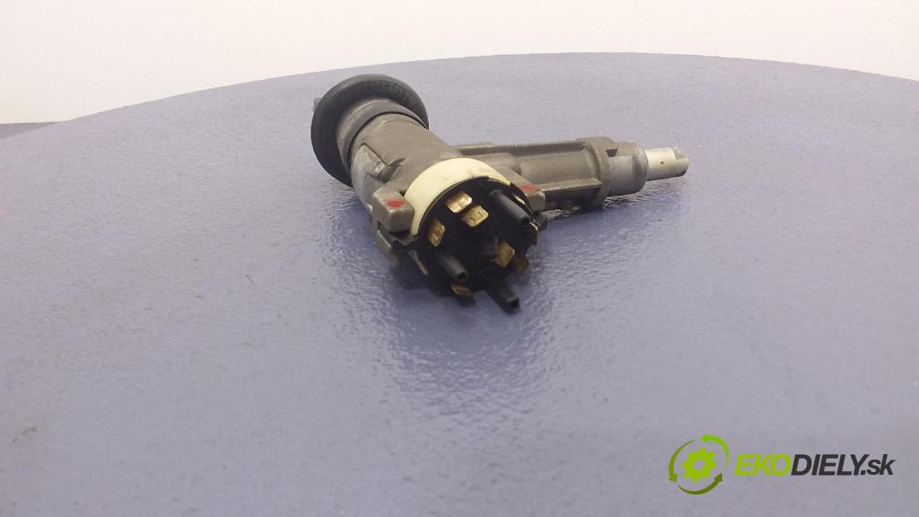Audi B4 1995 Spínač zapalování. 893905851D