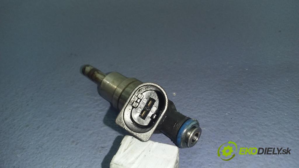 Audi A4 2002 vstřikovač 06D906036B