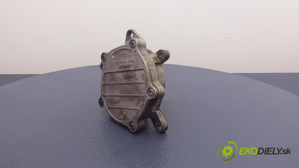 Audi A4 2002 čerpadlo vakuová 06D145100D