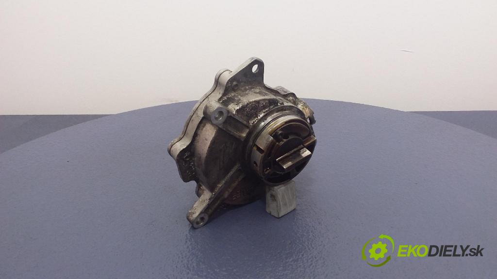 Audi A4 2002 čerpadlo vakuová 06D145100D