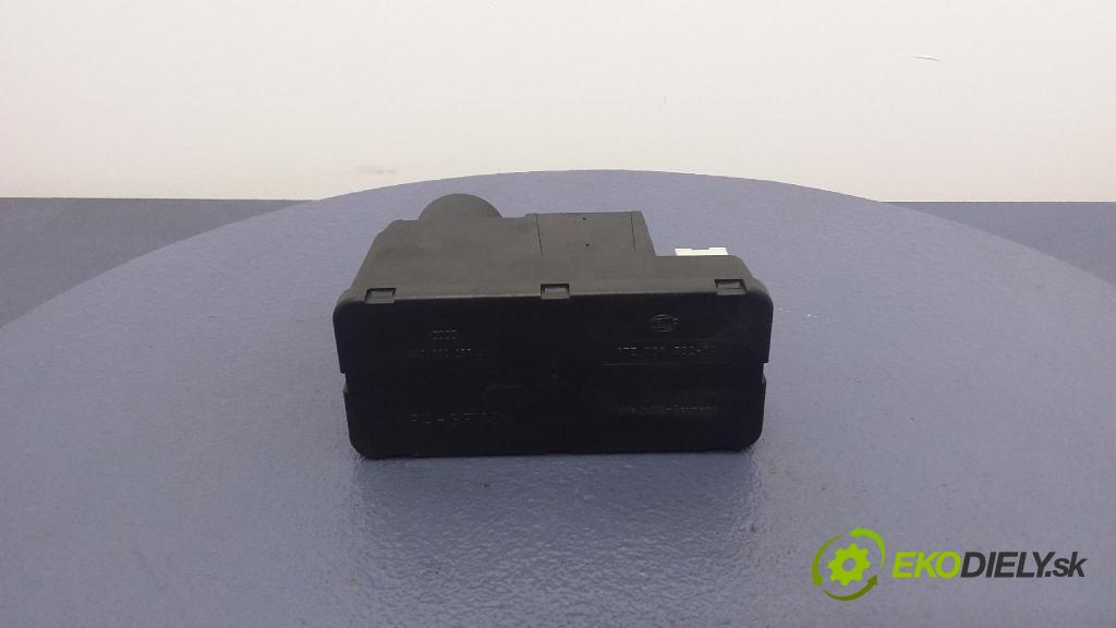 Audi B4 1995 pompa Centrálny: Zámok: 4A0862257J