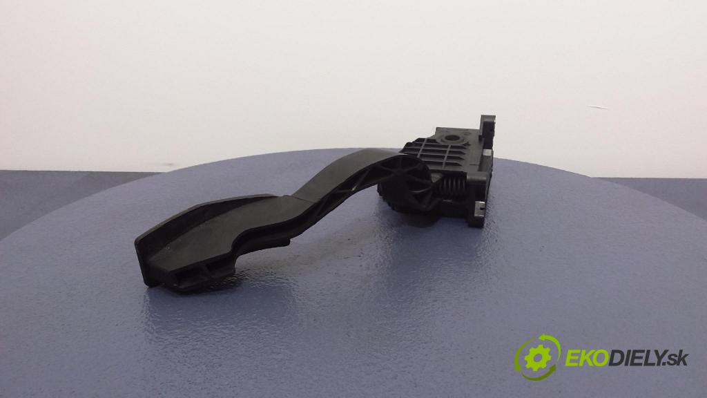 Opel Corsa-d-van 2007 pedal Plyn: 55702020