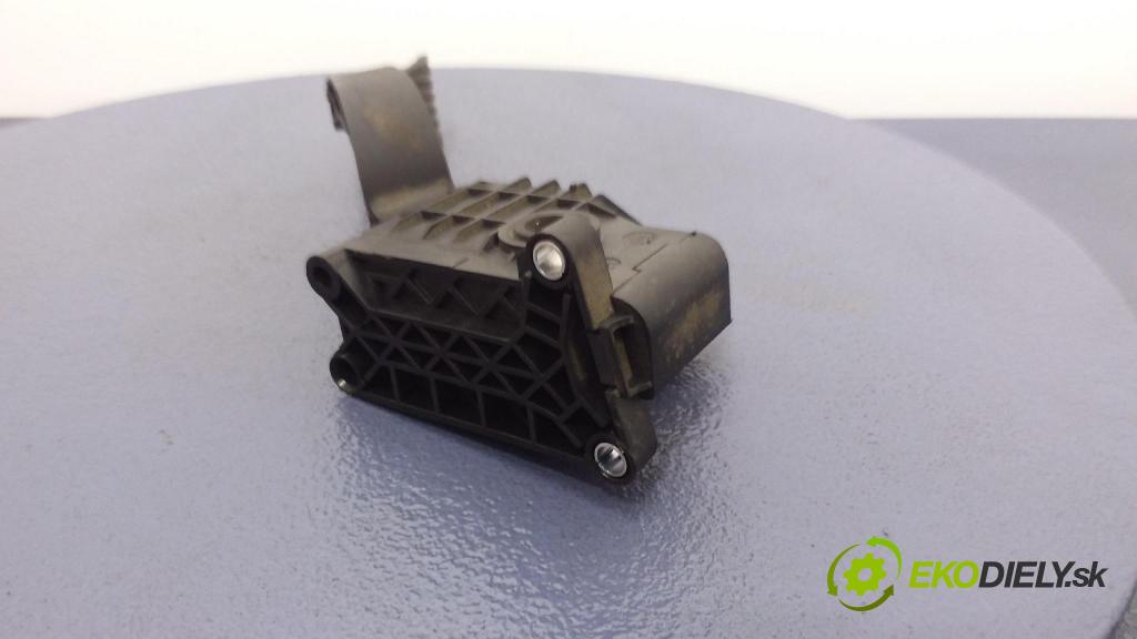 Opel Corsa-d-van 2007 pedal Plyn: 55702020