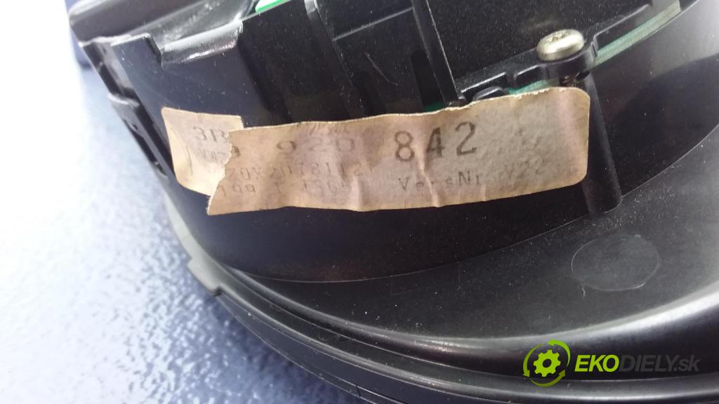 Volkswagen Passat 1999 prístrojovka/ budíky 3B0920842
