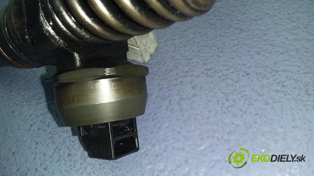 Audi A4 2001 vstrek 038130073AR