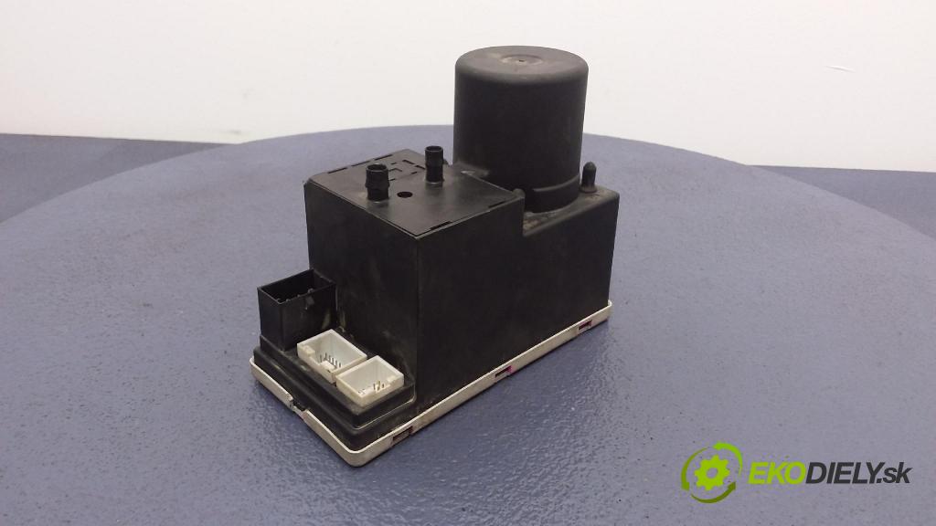 Audi A4 1996 pompa Centrálny: Zámok: 8L0862257H