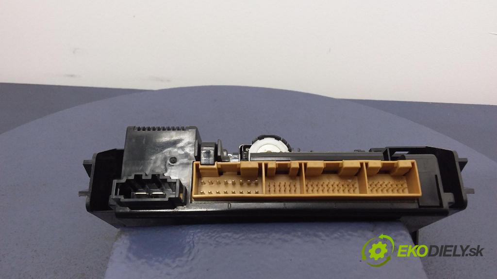 Audi A4 2000 prepínač Klimatizácia: Prúd vzduchu: 8D0820043Q