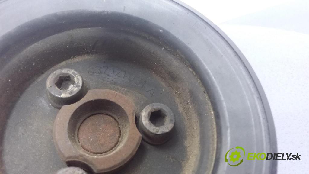 Volkswagen Golf 1996 čerpadlo Voda: 037121031A