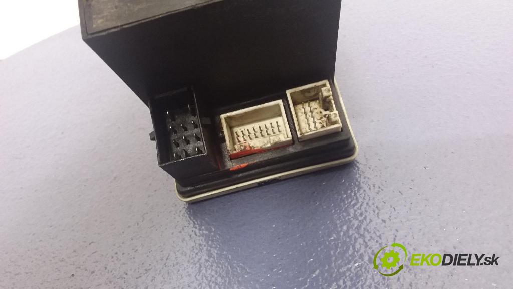 Audi A4 1999 čerpadlo Centrální Zámek 8D0862257