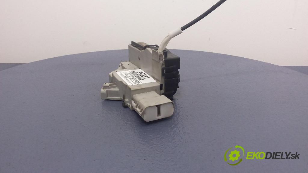 Peugeot 407 2004 zámok dvere Predné Vľavo: 01