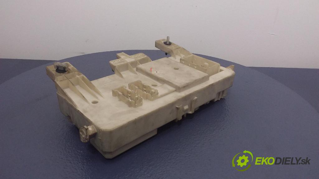 Mazda 3 2006 skrinka Poistky: 5190800A4