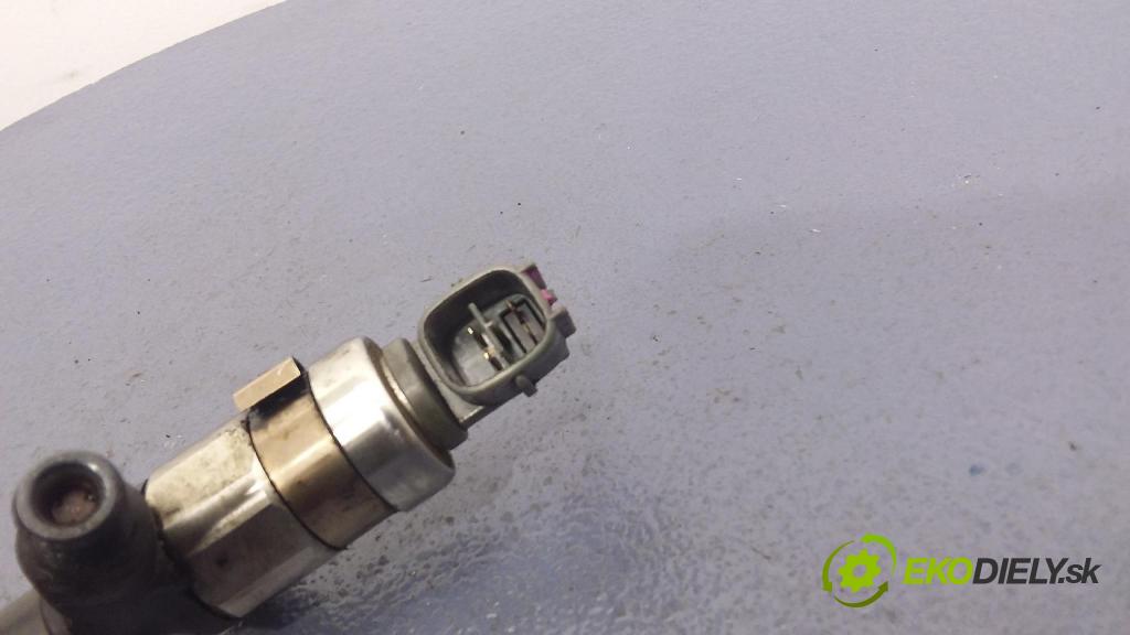 Toyota Avensis 2001 vstřikovač 23670-27030