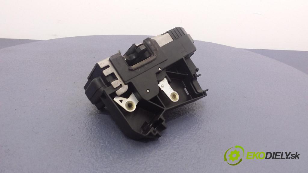 Renault Trafic 2008 zámok dvere Predné Vľavo: 8200008260